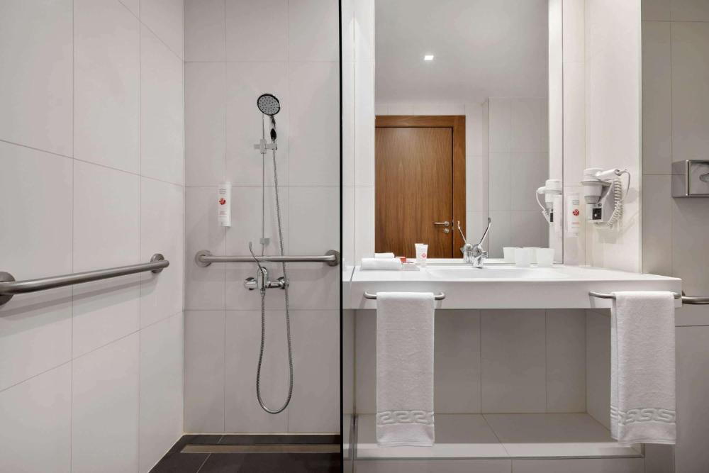1 Queen Bed, Mobility Accessible Room, City View, Non-Smoking interior