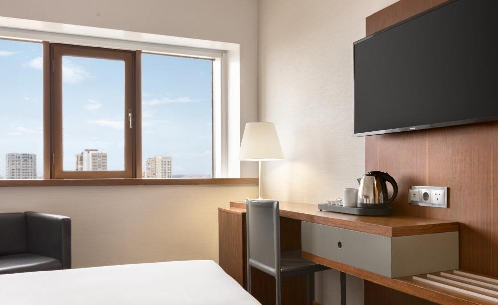 Queen Room with City View - Non-Smoking interior