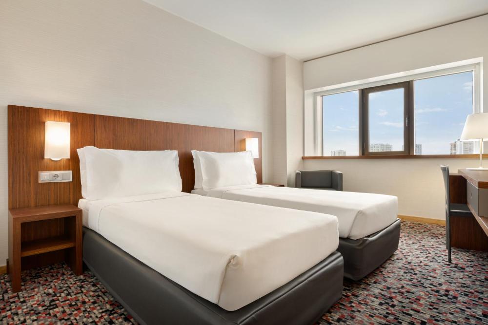 Twin Room with City View - Non-Smoking interior